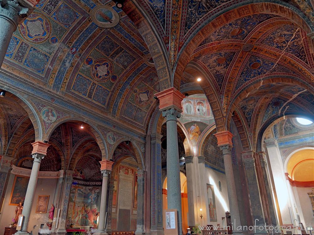 Biella - I soffitti delle tre navate della Basilica di San Sebastiano decorati a grottesche